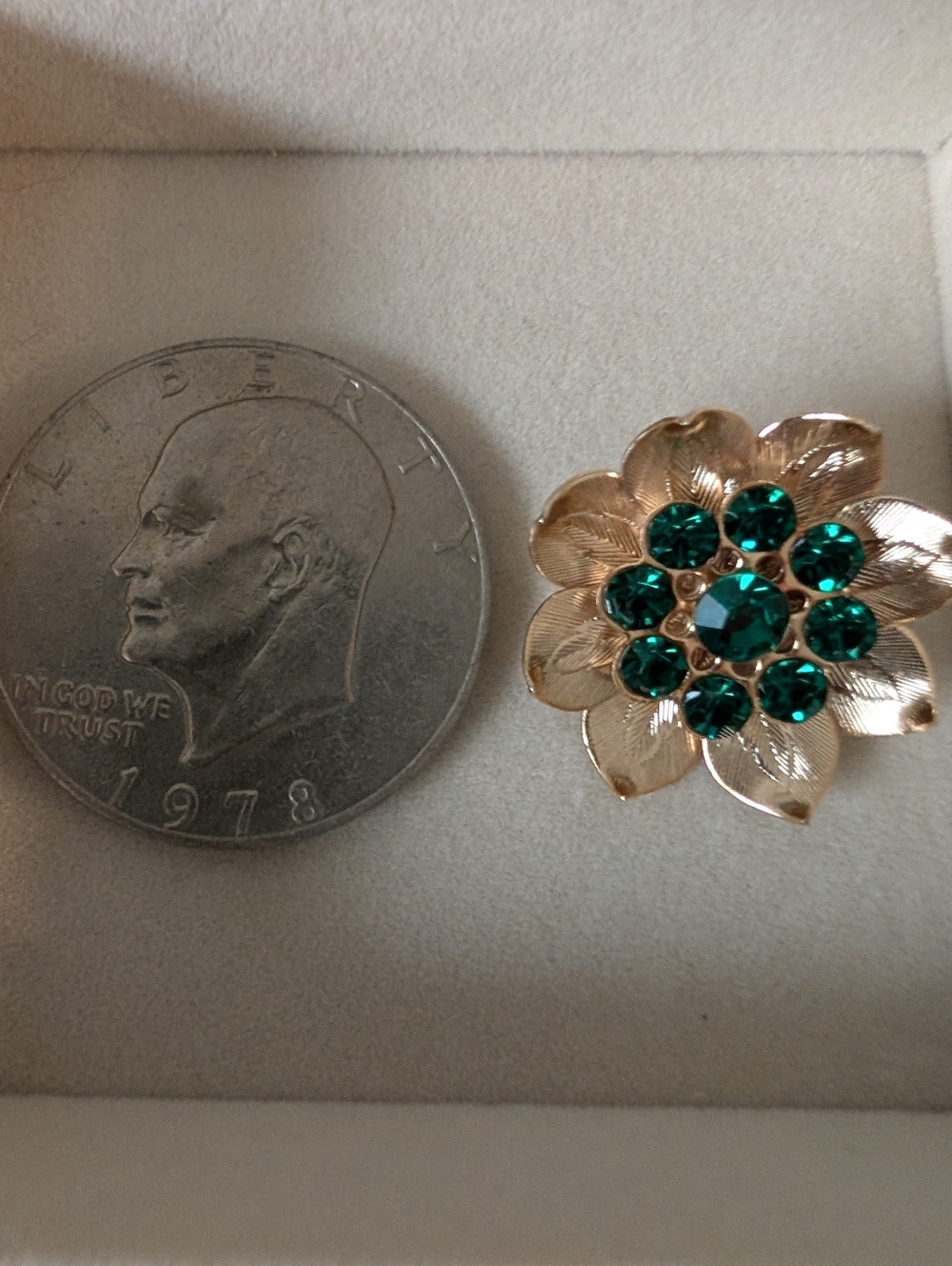 Vintage: Gold-Tone Flower Brooch with Emerald Green Crystals